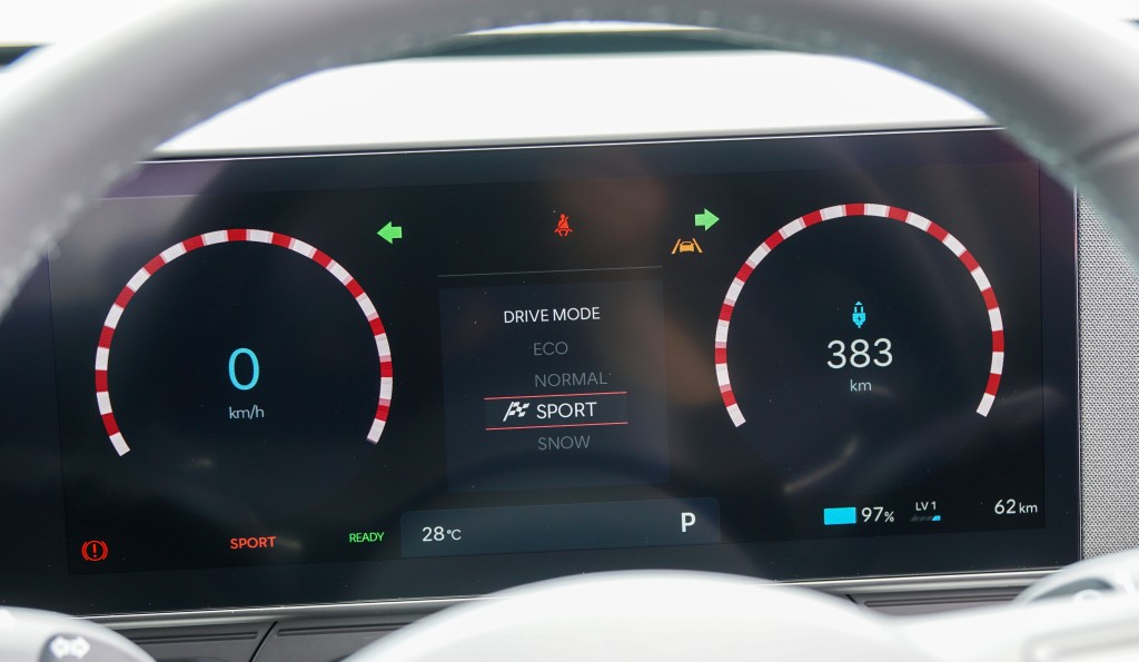 全新第二代现代Hyundai Kona Electric启动Sport模式，速度表与里数计会亮起象徵赛道的红白圆环。
