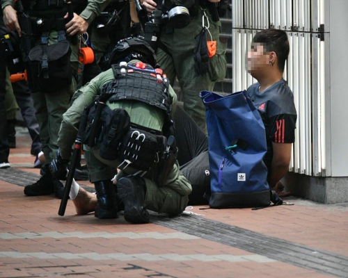 警方制服一名男子。
