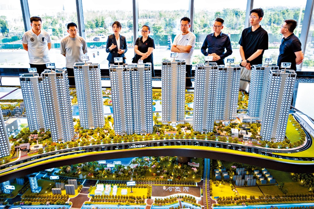 路透社根據國統局最新公布數據測算,5月70個大中城市新建商品住宅價格按月跌0.7%。