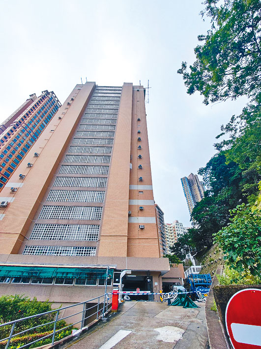 吊船從二十層樓高墮下，幸未有人車經過。