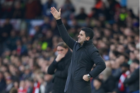 阿仙奴教練阿迪達。美聯社 阿仙奴教練阿迪達。美聯社