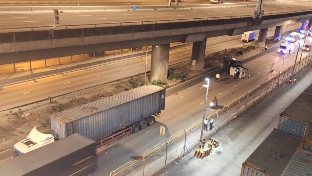 葵涌貨櫃碼頭南路兩車相撞,貨車翻側橫亙路中。網上圖片