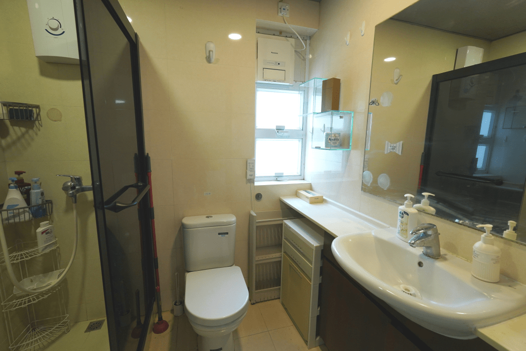 浴室為明厠設計，備有熱水爐及淋浴工具。