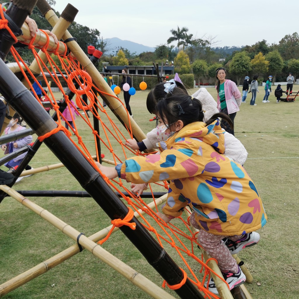 小朋友從傳統竹藝中學習，感受中華文化。（圖片來源：樂遊仁）