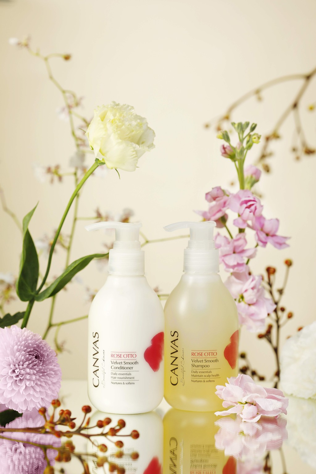 Canvas玫瑰丝滑丰盈洗护发系列/各/$265，特选素有「花中之后」美誉的奥图玫瑰香薰油、芫茜香薰油及红柑香薰油，洗发露配合摩洛哥坚果油、可可巴油和椰子油成分，为发丝补充水分和营养。护发素注入水解小麦蛋白、乳木果油和椰子油，软化发丝并恢复其柔韧性，另芥花籽油植物蜡，易于渗透且可增加头发水分。