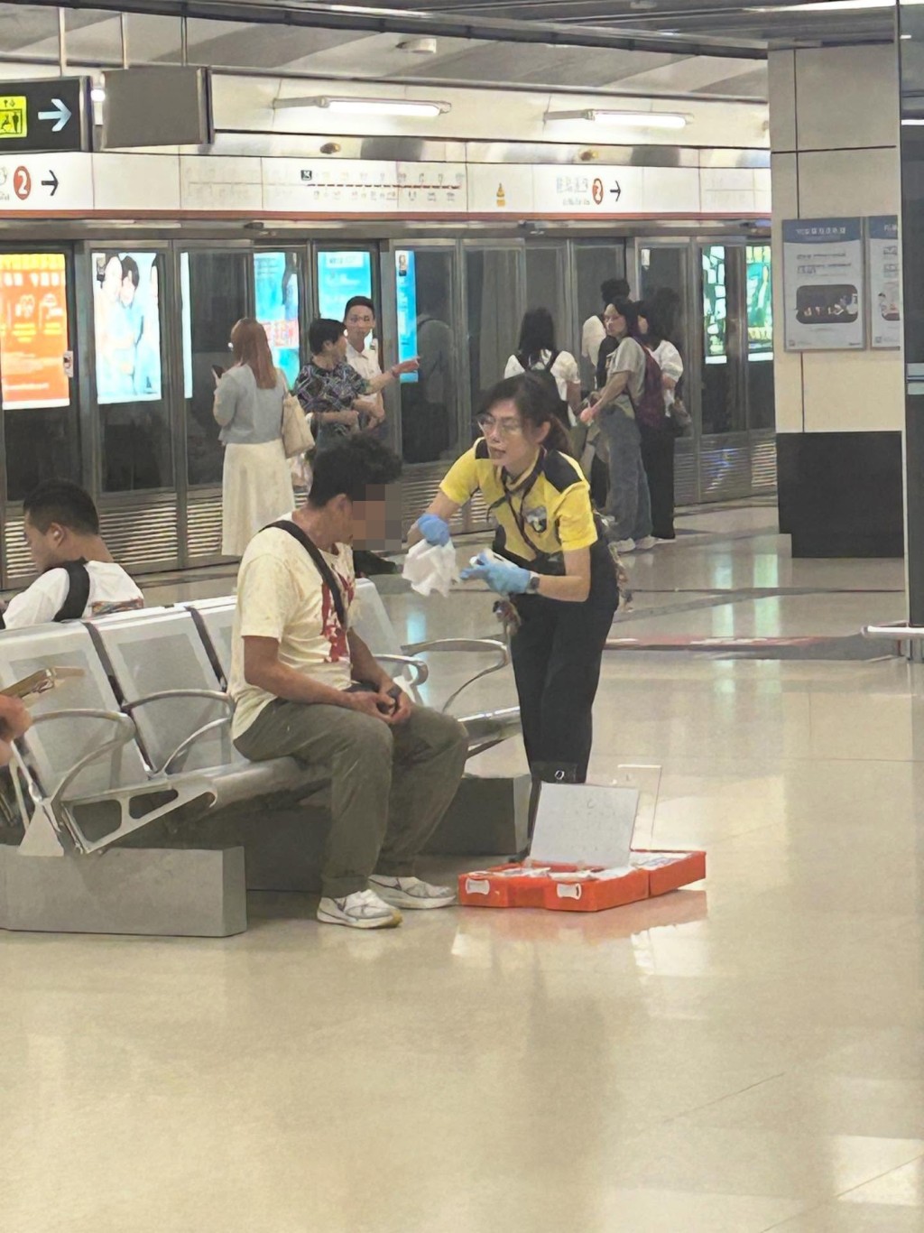 男子身穿白色上衣亦沾滿血迹。網上圖片 男子身穿白色上衣亦沾滿血迹。網上圖片