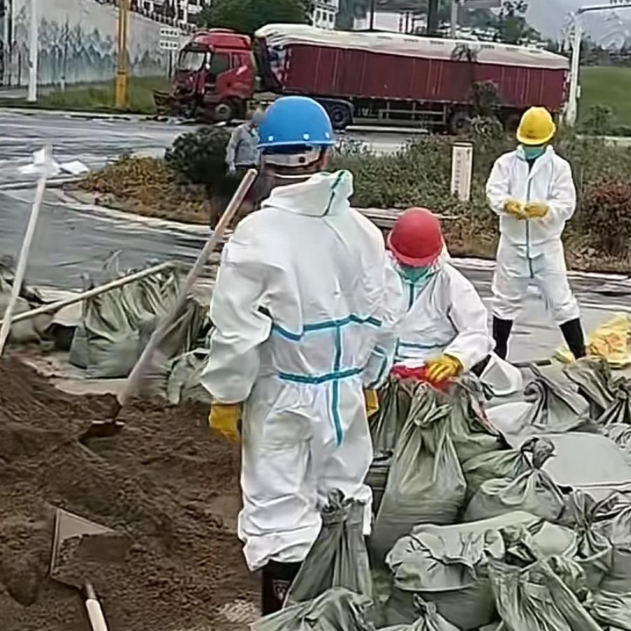 湖南氢氟酸罐车追尾撞泄，当局要封路疏散民众清理“化骨水”。抖音