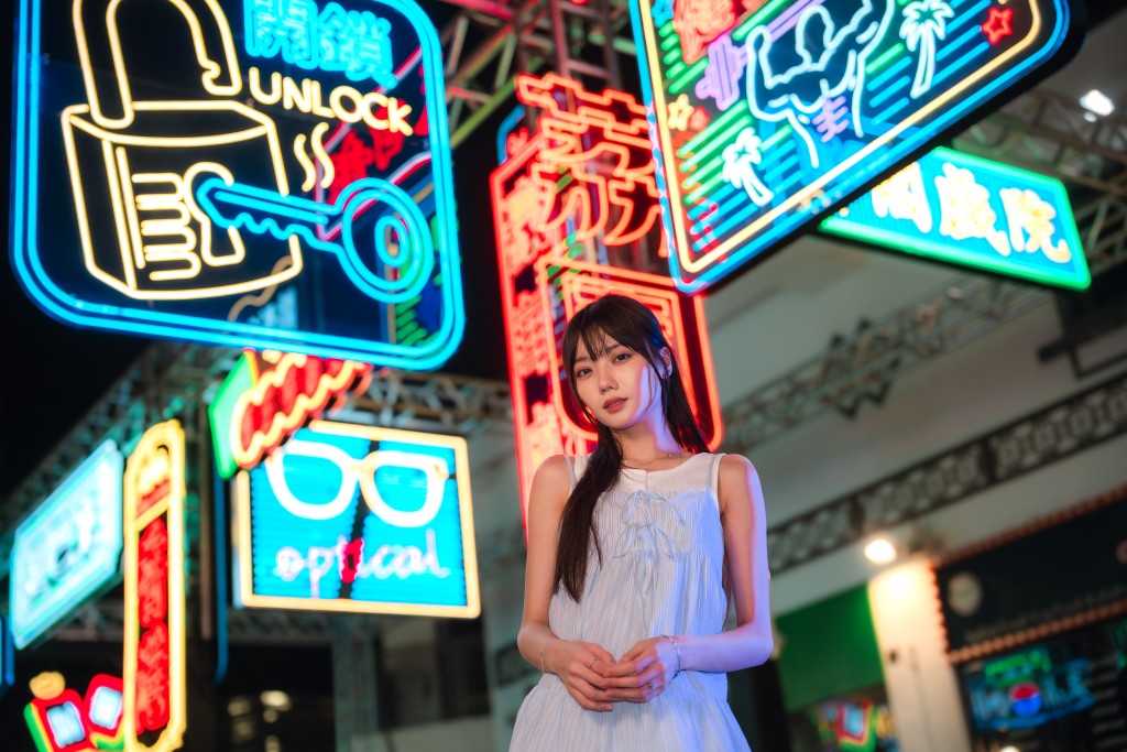 昂坪市集大道亦重現80年代香港霓虹招牌林立的街道景色。 昂坪市集大道亦重現80年代香港霓虹招牌林立的街道景色。