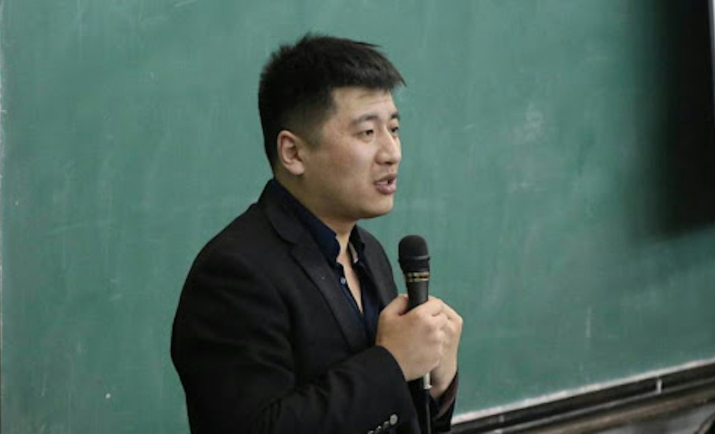 張雪峰經常講解高校就業前景等問題。