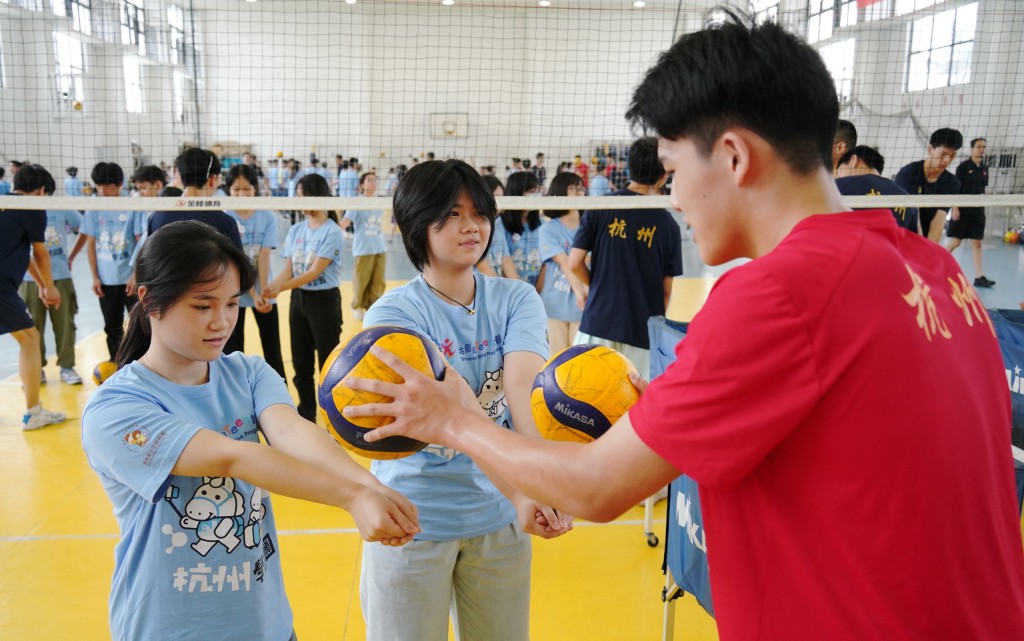 学习团到杭州市运动员训练基地参观。