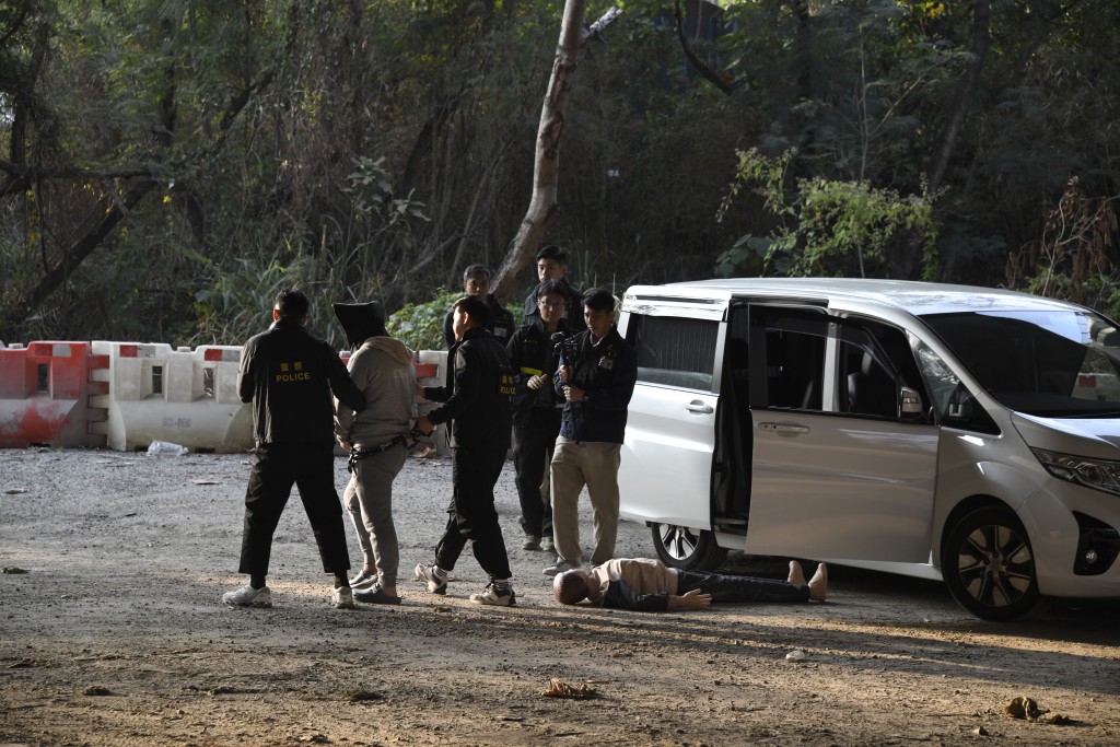 疑犯有回應警員提問。 疑犯有回應警員提問。