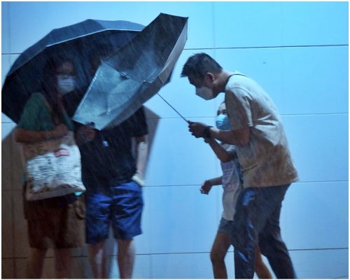 黑色暴雨警告信號現已生效。資料圖片