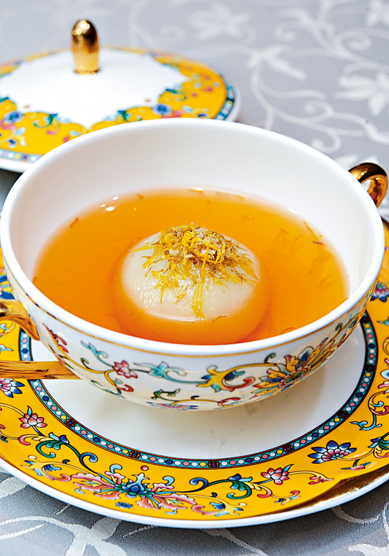 菊花水欖  $38/位以菊花老薑茶泡?的水欖，用冰肉、豆沙及菊花搓成。