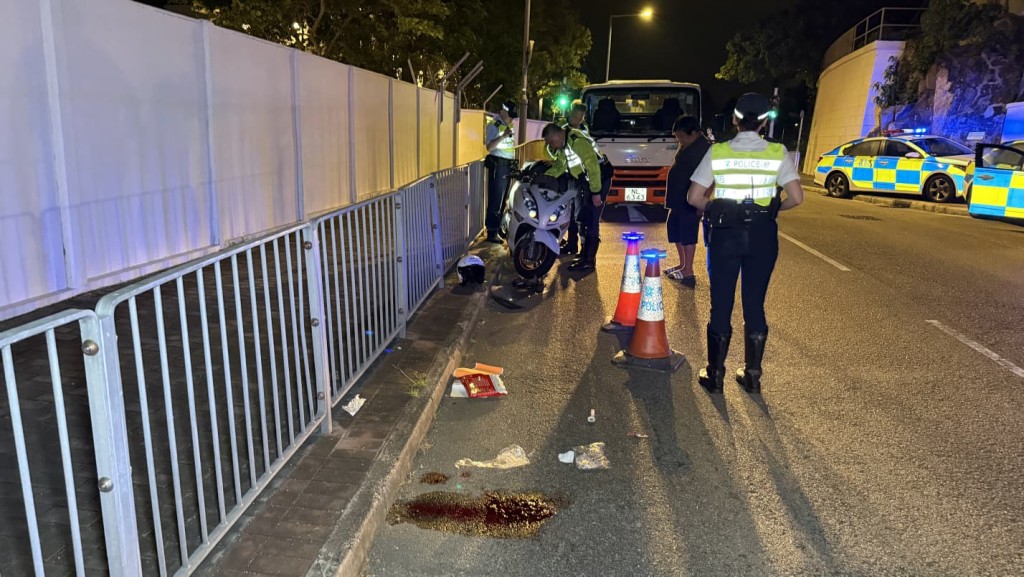 現場遺下大灘血迹。