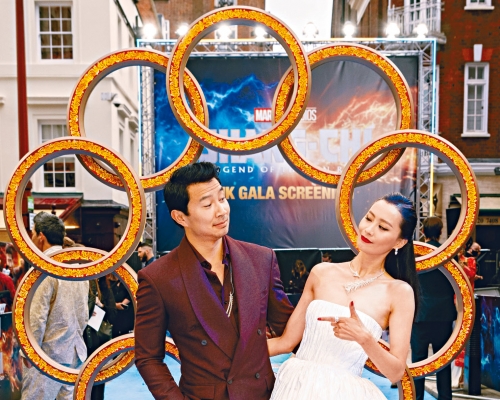 ■《尚氣與十環幫傳奇》在英國舉行首映,劉思慕與陳法拉互睥搞氣氛。