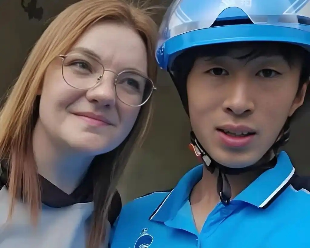 电梯一句英文定情，东北外卖员跟美籍幼师两人结婚照一度成为佳话。抖音