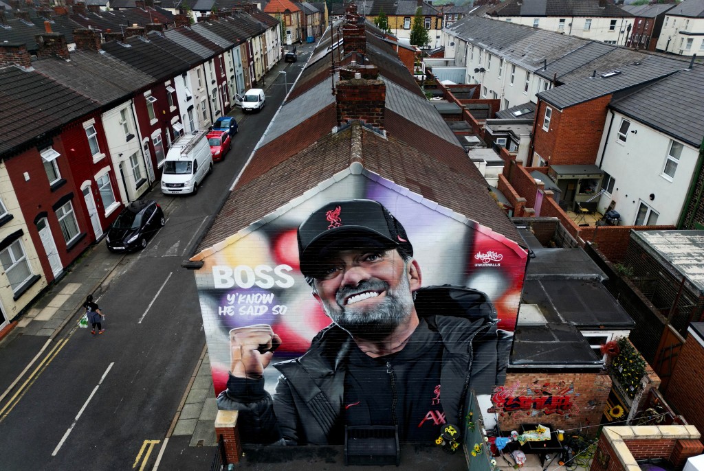 英超煞科．利物浦市内，已高挂各式各样送别高普的海报、装饰等。Reuters