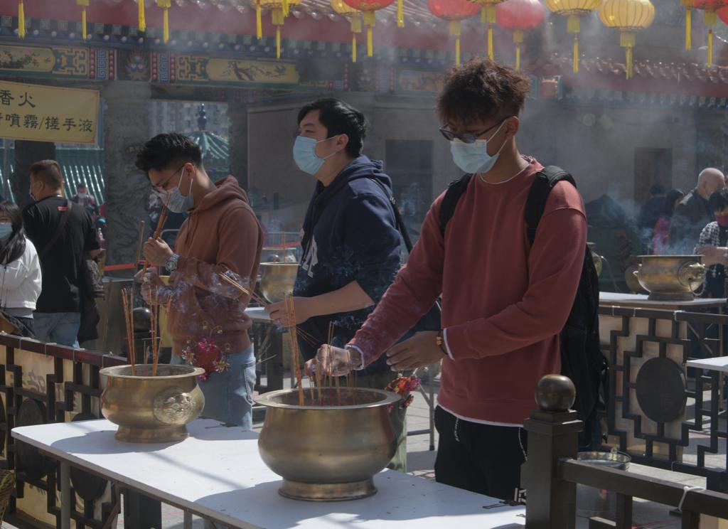 大批善信初一清晨到黃大仙祠輪候上頭炷香。
