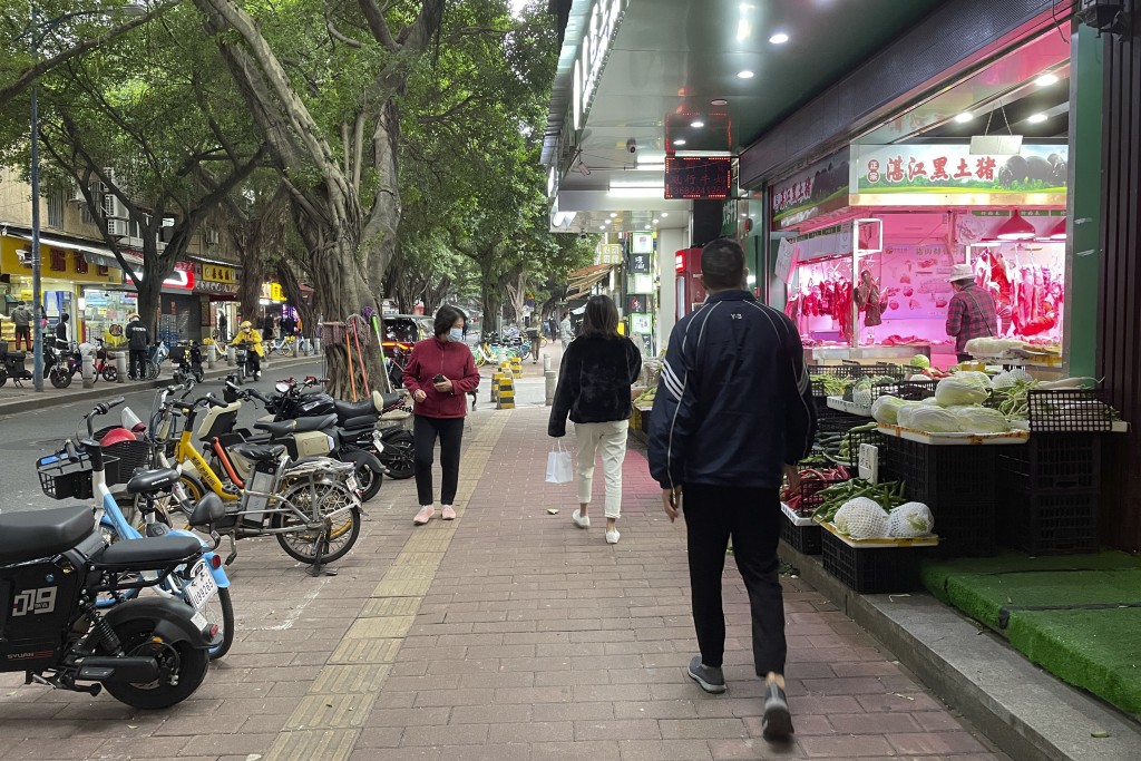 随着放宽措施广州市民出外购物更便利。AP