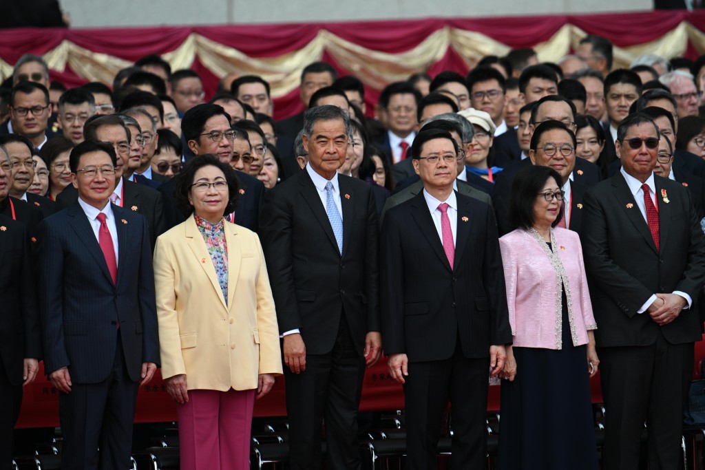 特首李家超(前排右三)出席升旗儀式。蘇正謙攝 特首李家超(前排右三)出席升旗儀式。蘇正謙攝