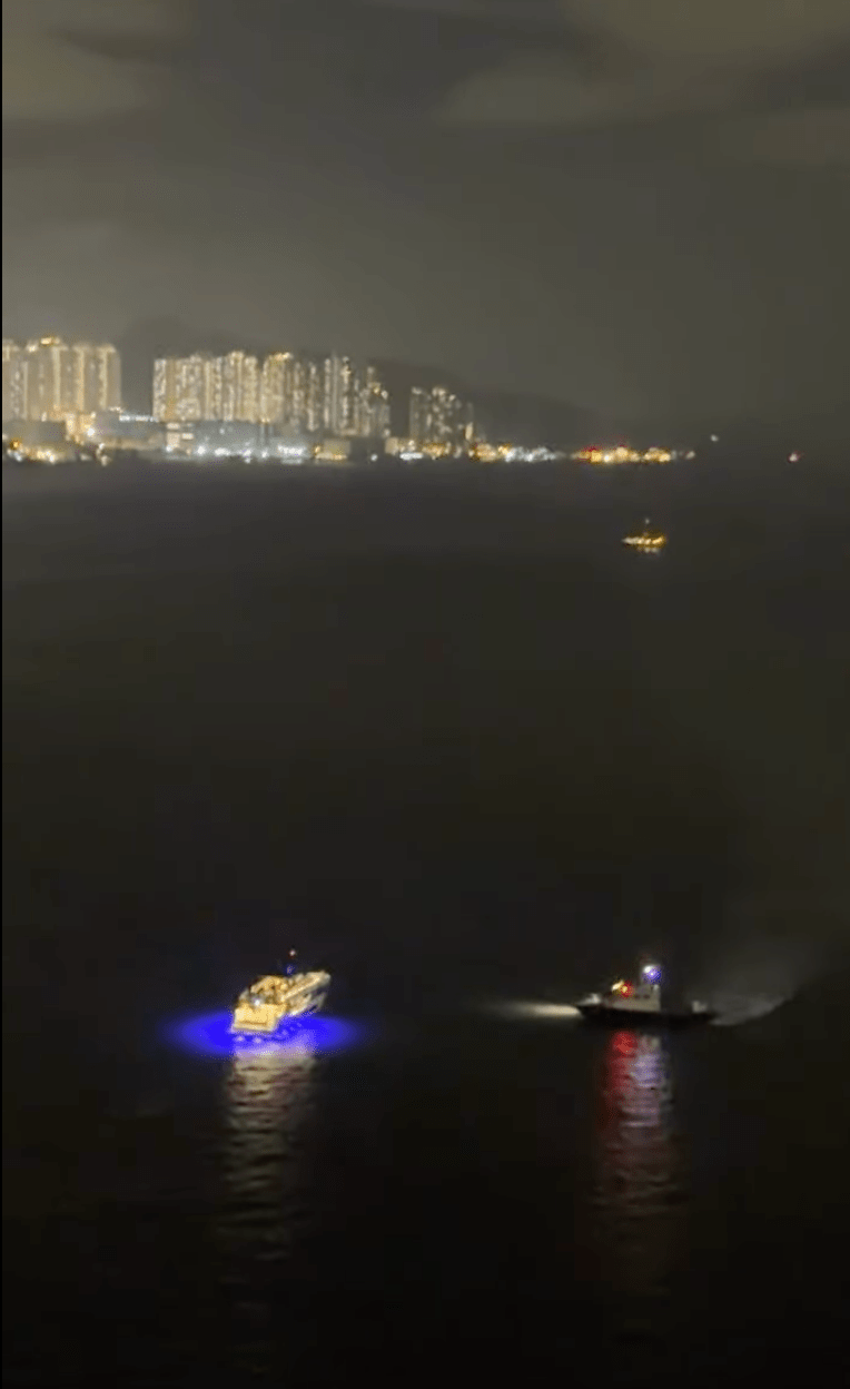 水警到場時，船河仍播放着強勁音歌。fb@RockChu