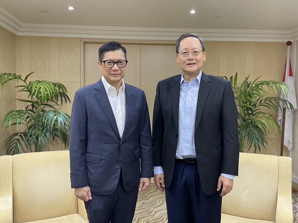 鄧炳強（左）與人力部部長陳詩龍（右）會面後合照。政府新聞處圖片