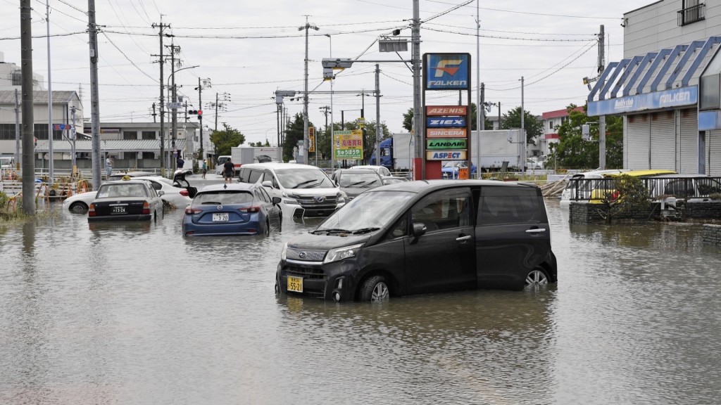 暴雨令爱知县变成泽国，汽车被困在水中。 路透社