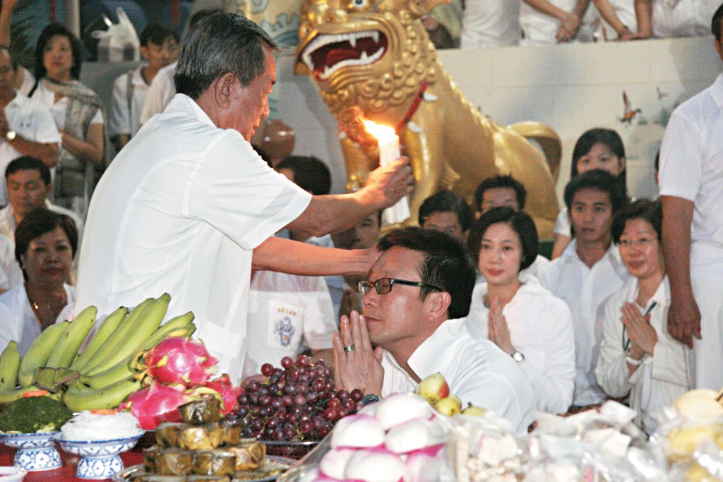 劉偉強曾被拍到拜見人稱白龍王的泰國華僑周欽南。 （東周刊圖片）