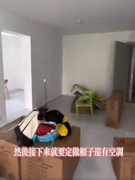 男事主处理完屋内墙壁油漆后，便开如订造柜子及空调，这样可见屋内空间甚大，连同房间推算逾500尺