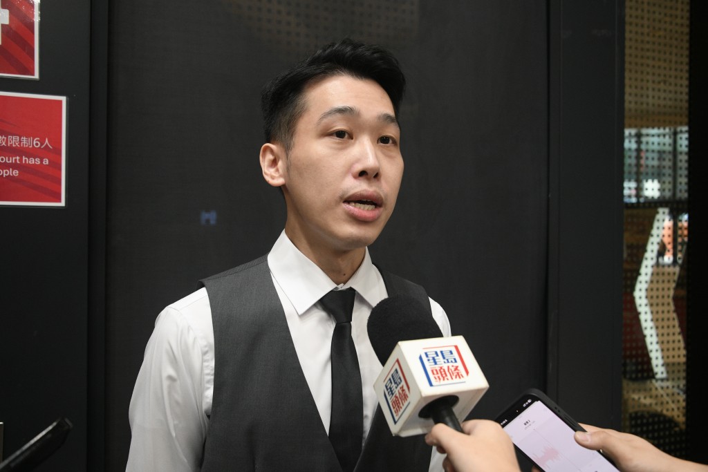 Jake現時在園區擔任幾項兼職,主要從事貴賓廳客服工作。 Jake現時在園區擔任幾項兼職,主要從事貴賓廳客服工作。