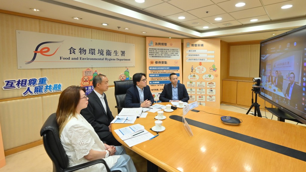 食環署署長吳文傑（右二）在簡介會上以視像形式進行開場發言。政府新聞處