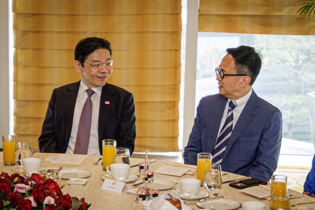 (左起)黄循财与盈科拓展集团主席李泽楷共晋早餐。 (左起)黄循财与盈科拓展集团主席李泽楷共晋早餐。