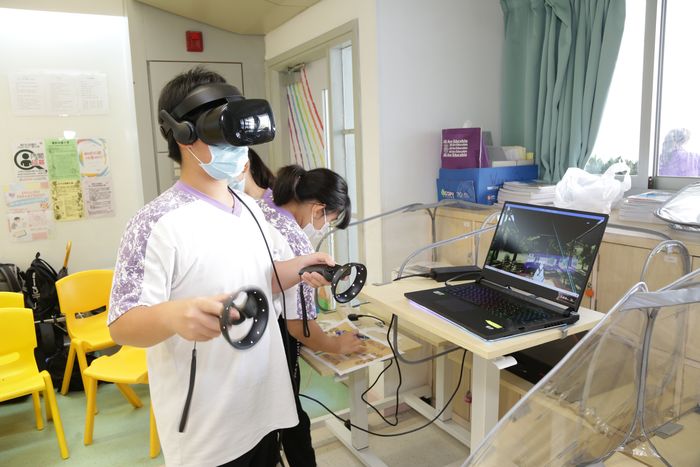學生戴上VR眼罩,在「VR古代大冒險:孔子歷險記」的虛擬世界扮演古人,了解孔子學說。