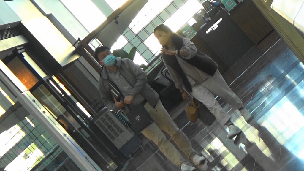 林珊珊与男友人似乎是倾公事。