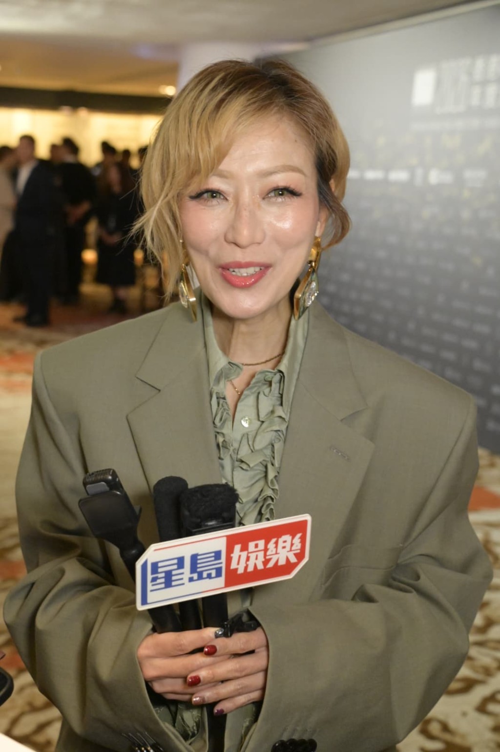 郑秀文忆出席公开活动时,衣服被拉扯大混乱! 郑秀文忆出席公开活动时,衣服被拉扯大混乱!