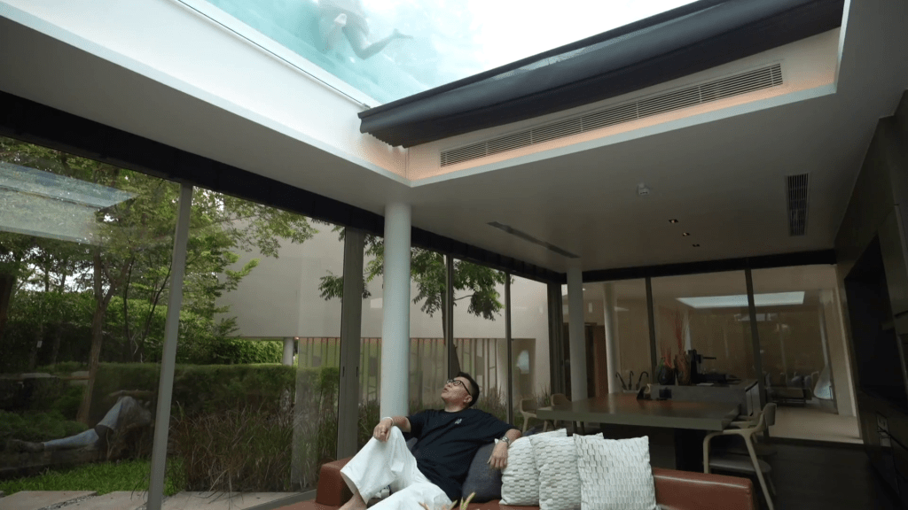 Roger安坐梳化上,就可以低角度向上望到波波的泳姿。 Roger安坐梳化上,就可以低角度向上望到波波的泳姿。