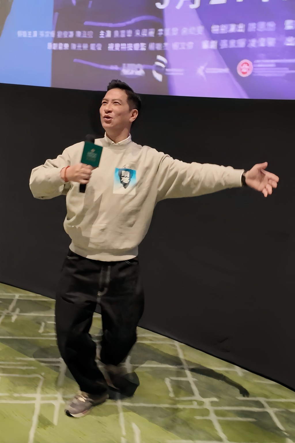家辉边唱「永远的失眠」，边跳着出场跟观众见面。