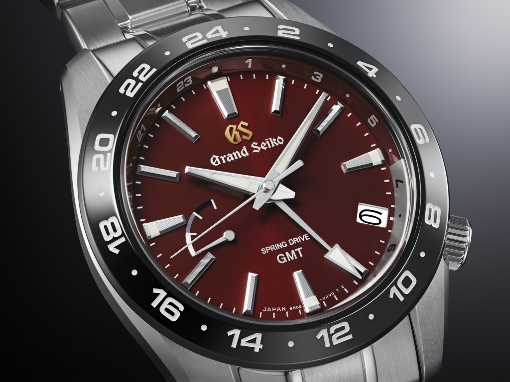 腕錶的深紅色錶盤源自穗高岳的岩石顏色，反映出腕錶誕生地長野的濃厚情懷。