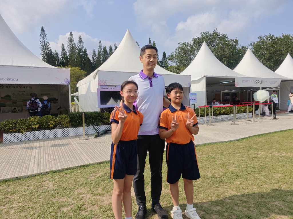 警務處助理處長（國家安全）郭嘉銓與學生們合影。