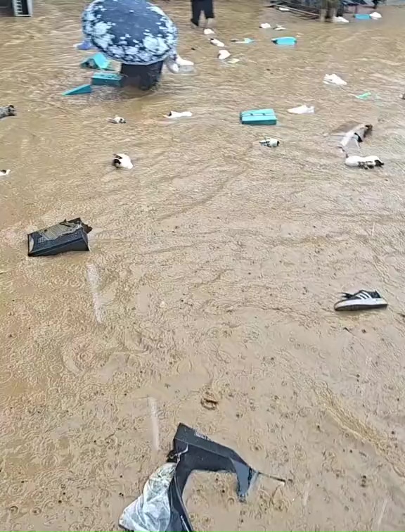 溫州暴雨鞋廠水浸,瑞安「滿街漂鞋」村民瘋搶打撈。 抖音 溫州暴雨鞋廠水浸,瑞安「滿街漂鞋」村民瘋搶打撈。 抖音