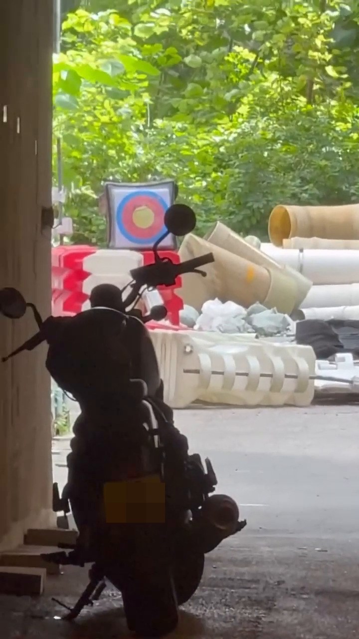 片中一名男子帶齊射箭裝備,懷疑在一地盤 內練習射箭,彎弓射出的一箭,正中箭靶中 央的黃色區域周邊。fb「向香港警察致敬」截圖 片中一名男子帶齊射箭裝備,懷疑在一地盤 內練習射箭,彎弓射出的一箭,正中箭靶中 央的黃色區域周邊。fb「向香港警察致敬」截圖