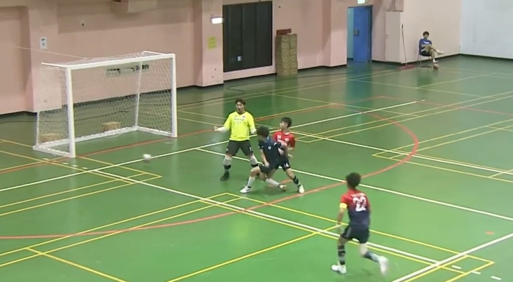 對手偷走足球射入龍門。SSUtv Sports 對手偷走足球射入龍門。SSUtv Sports