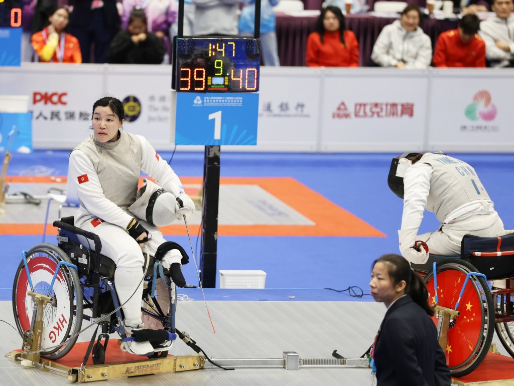 大師姐余翠怡(左)對江蘇的楊金亭(右)時,打到對手低下頭。徐嘉華攝 大師姐余翠怡(左)對江蘇的楊金亭(右)時,打到對手低下頭。徐嘉華攝