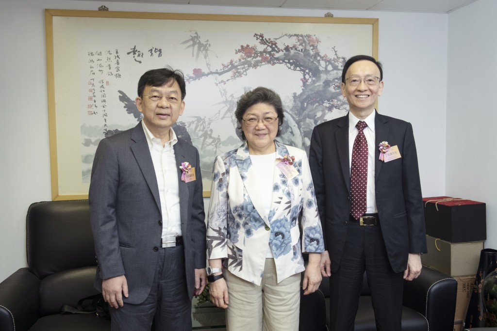 香港福建商會理事長兼香港福建商會教育基金主席黃周娟娟(中)、香港福建商會監事長兼香港福建商會教育基金榮譽主席丁良輝(右)以及福建中學校長吳宏基(左)一同為電影接受訪問。 香港福建商會理事長兼香港福建商會教育基金主席黃周娟娟(中)、香港福建商會監事長兼香港福建商會教育基金榮譽主席丁良輝(右)以及福建中學校長吳宏基(左)一同為電影接受訪問。