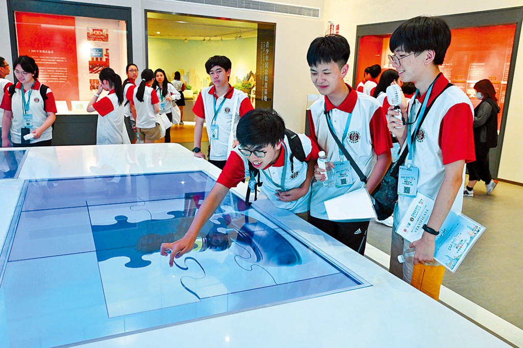 是次交流团带学生参观深圳前海合作区人民法院,了解两地不同的法律制度和实践。