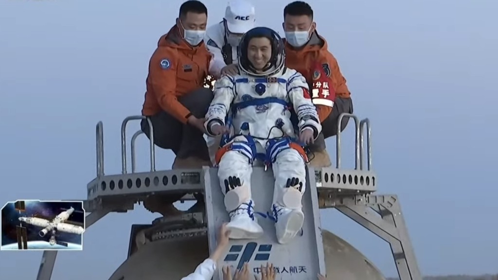 武飞第二位出舱。 央视截图