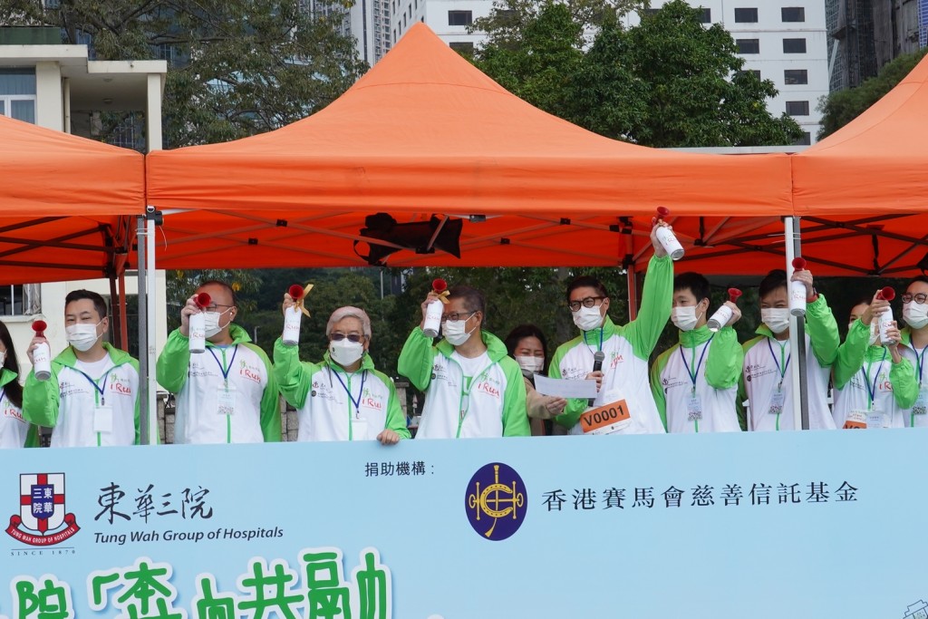 财政司司长陈茂波先生（左４）、香港赛马会副主席李家祥博士（左３）、东华三院主席马清扬先生（左５）、立法会民政及文化体育事务委员会主席郑泳舜议员（左７），以及东华三院「共融大使」苏桦伟先生（左６）主持开幕仪式。