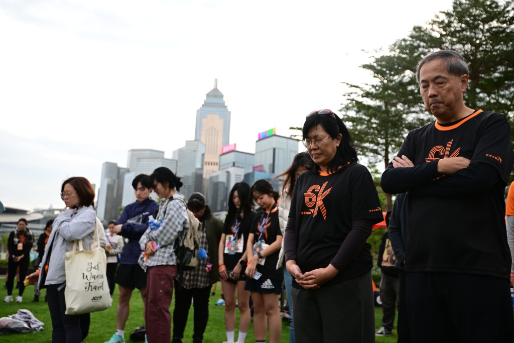 香港世界宣明會總幹事馮丹媚 (右2) 表示，宣明會對這場火災的遇難者深表痛心和極度悲痛，正與多個合作伙伴、區內團體及專業人士提供支援；除G6K善款用於支持所承諾的水利衛生工作外，宣明會將額外配對相等於所有參加者報名費的同等金額，用作支援大埔受災兒童及家庭。圖片宣明會提供