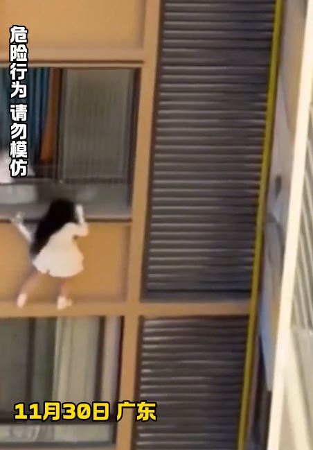 網民猜測爬窗逃走的女子，是為躲避捉姦，但逃走過程中險象橫生。抖音