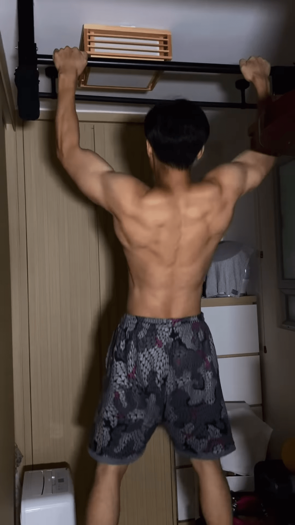 李健最近频频在IG分享在家中健身，虽然半裸上阵，但每次都以背面出镜。